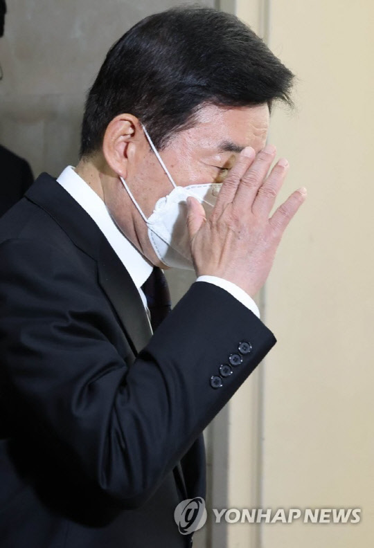 김진표 국회의장이 2일 오전 외부 일정을 마친 뒤 국회의장실로 들어가고 있다.<연합뉴스>